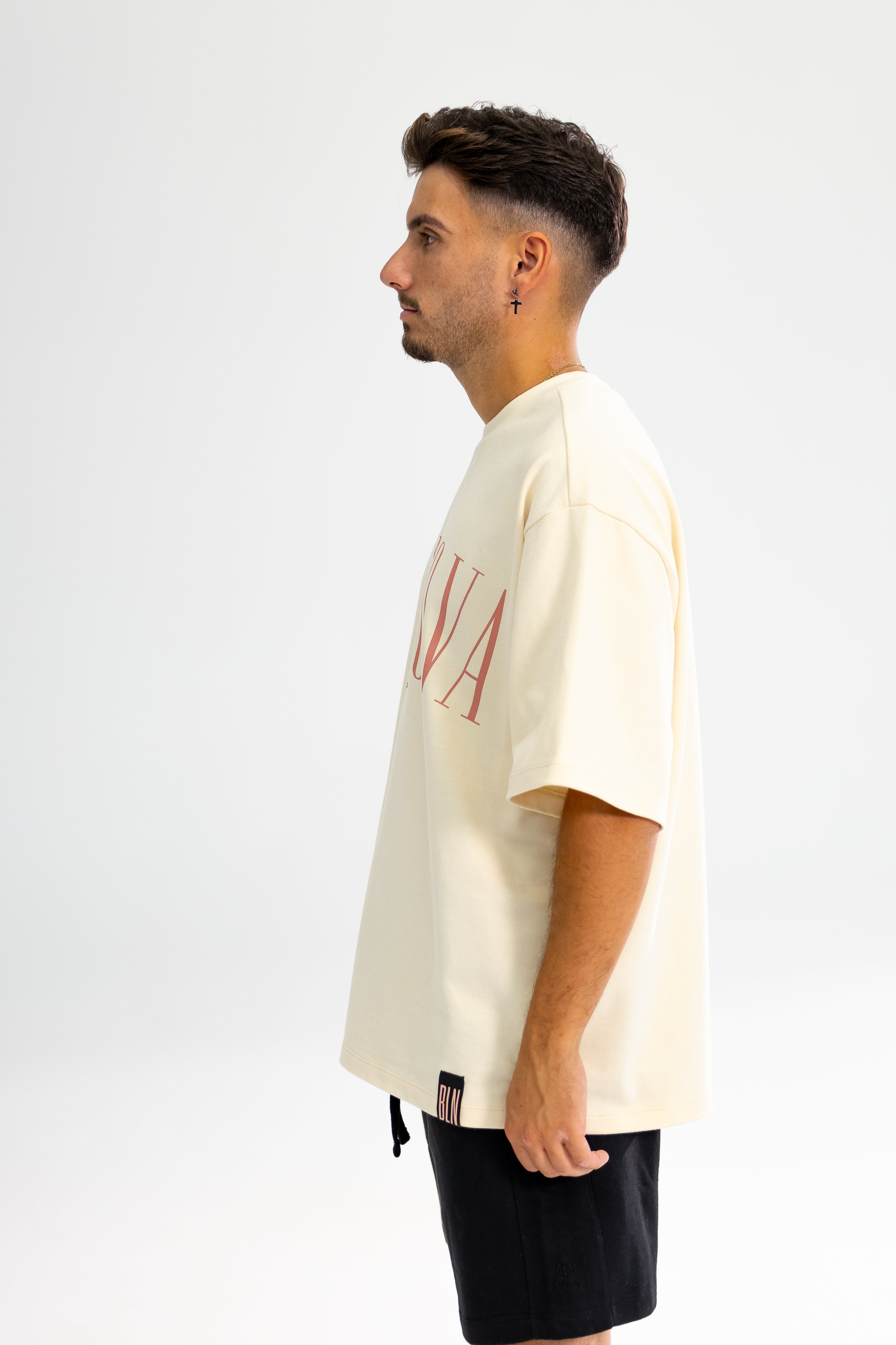 CURVE TEE CREMÉ ESSENTIALS