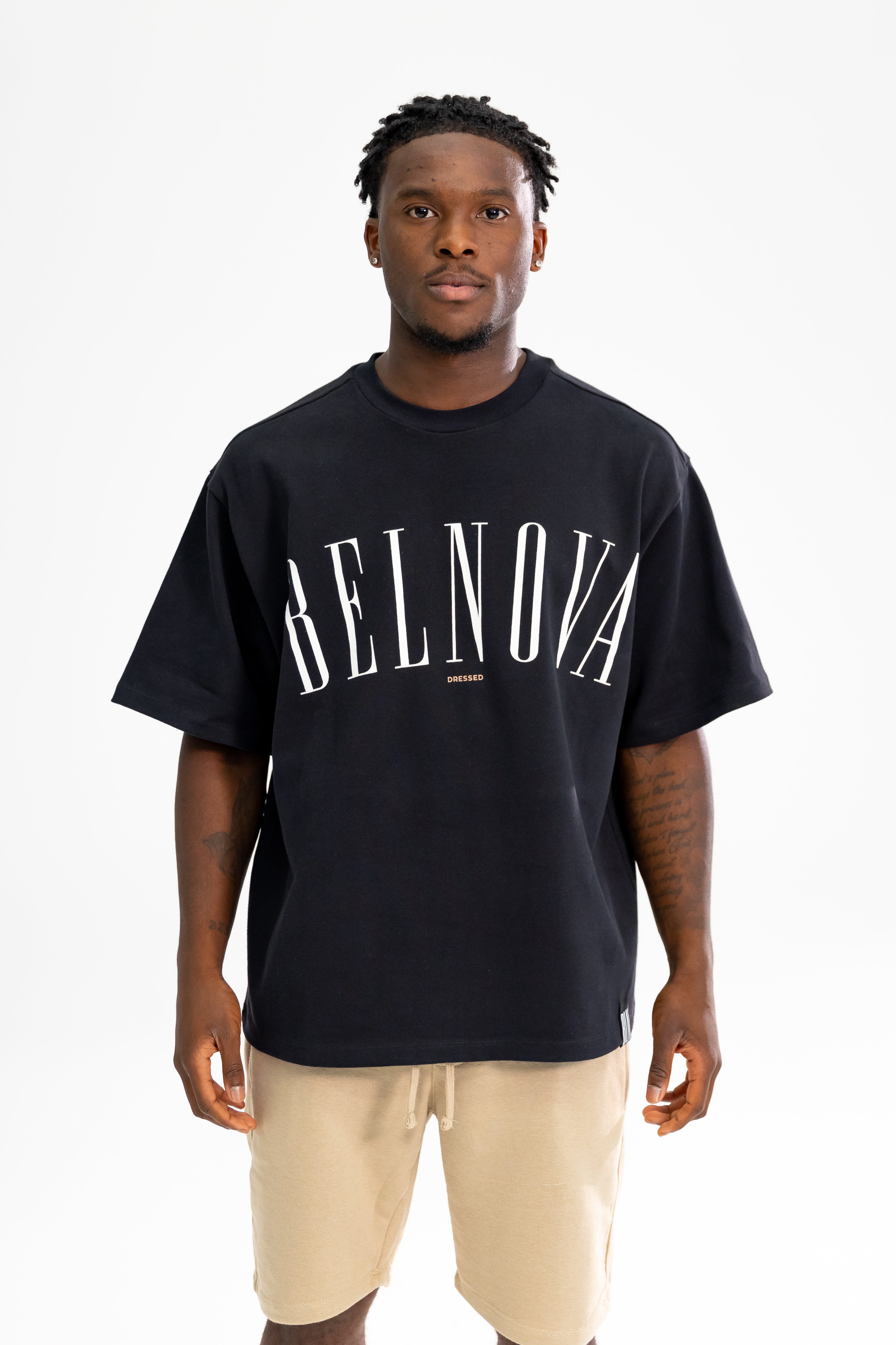 CURVE TEE BLACK ESSENTIALS