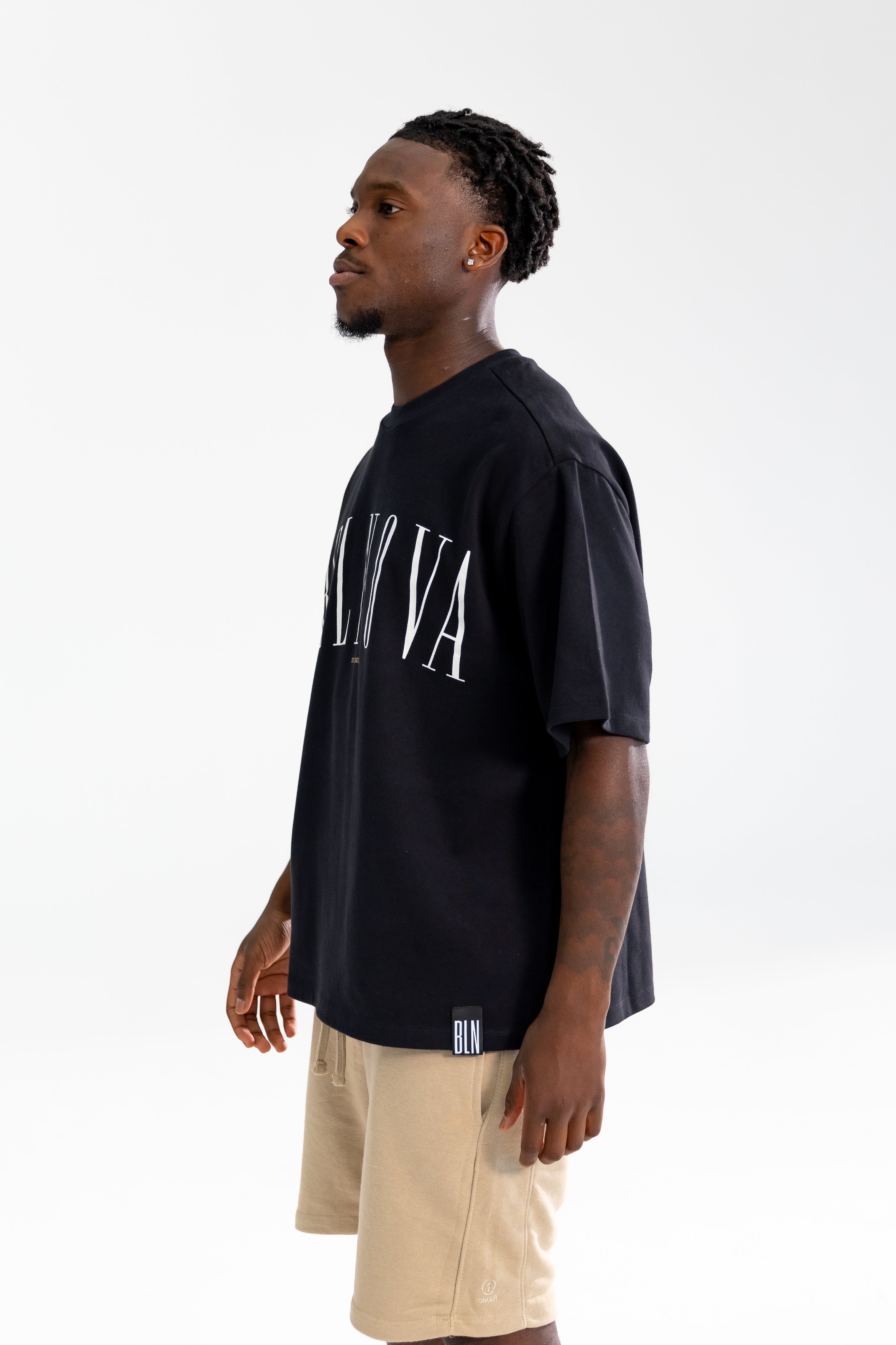 CURVE TEE BLACK ESSENTIALS