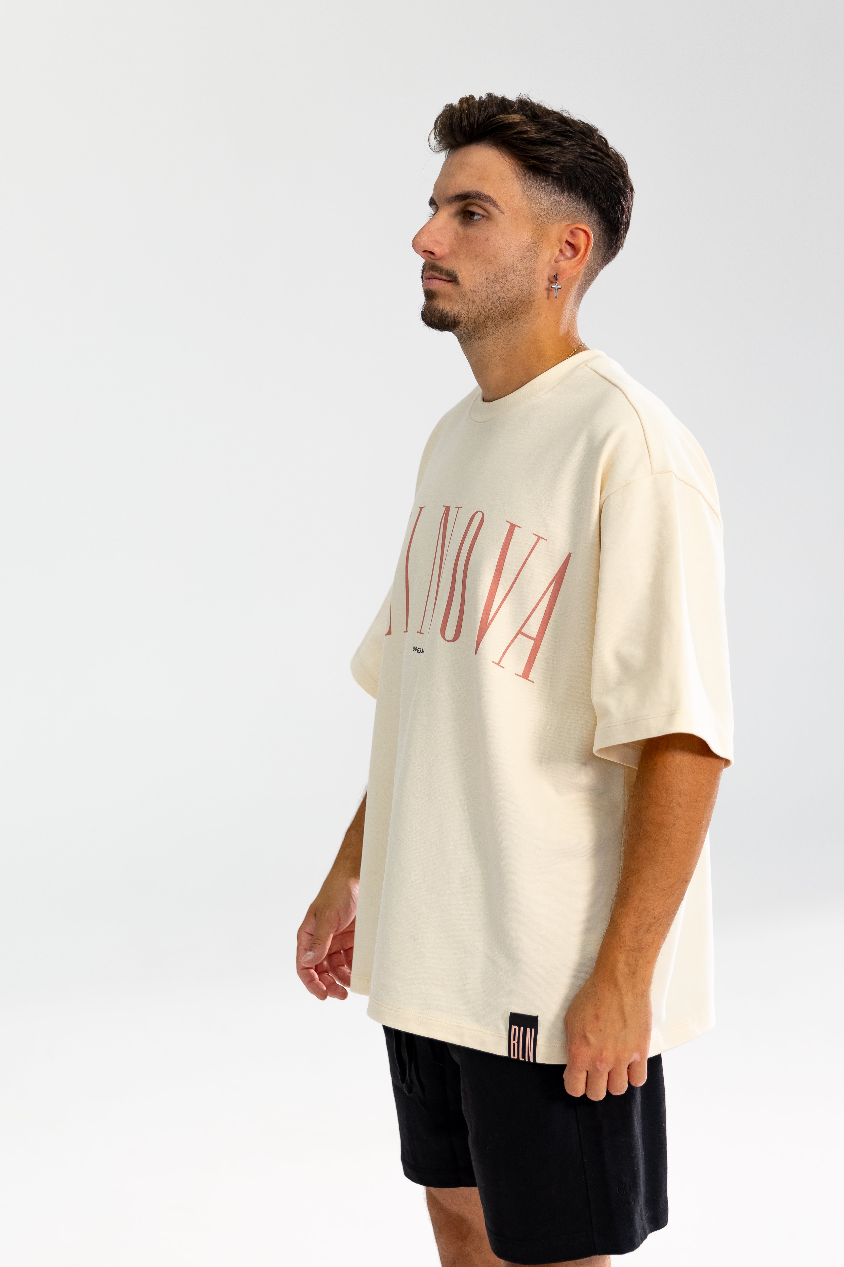 CURVE TEE CREMÉ ESSENTIALS